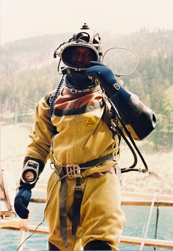 Archivní snímek Dalibora Tekiela z 90. let minulého století v obleku používaném i na Orlické přehradě.