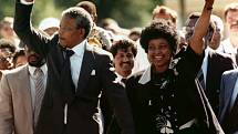 Nelson Mandela a Winnie Madikizelaová-Mandelová se radují z Mandelova propuštění.