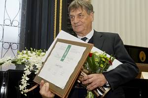 Italský spisovatel Claudio Magris převzal 27. října v Praze mezinárodní literární Cenu Franze Kafky.