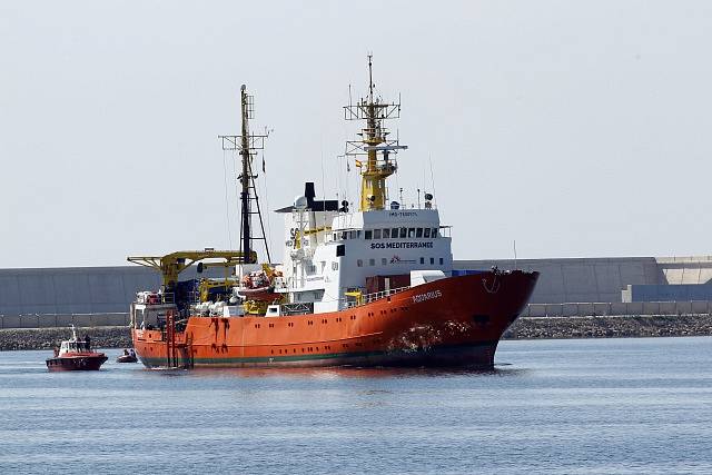 Loď Aquarius, jež v neděli dorazila do Španělska.