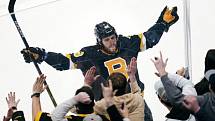 David Pastrňák se raduje z gólu v dresu Boston Bruins.