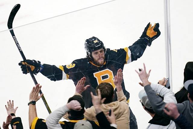 David Pastrňák se raduje z gólu v dresu Boston Bruins.
