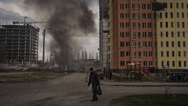 Muž prochází rozbombardovaným Charkovem, 21. dubna 2022.