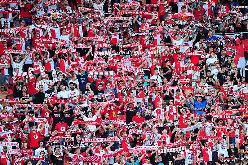 Fotbalové utkání Fortuna ligy mezi celky SK Slavia Praha  a MFK Karviná 28. července v Praze. Fanoušci Slavie.