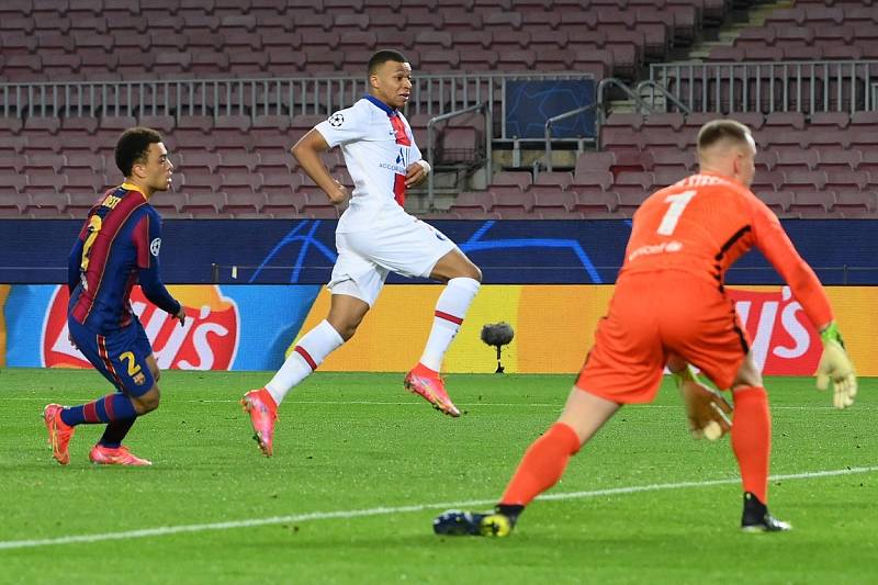 Kylian Mbappé (uprostřed) střílí jeden ze tří gólů Barceloně v Lize mistrů.