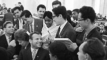 Gagarin a Valentina Těreškovová (sedící po jeho pravici) rozdávají podpisy na Sjezdu mládeže v roce 1964