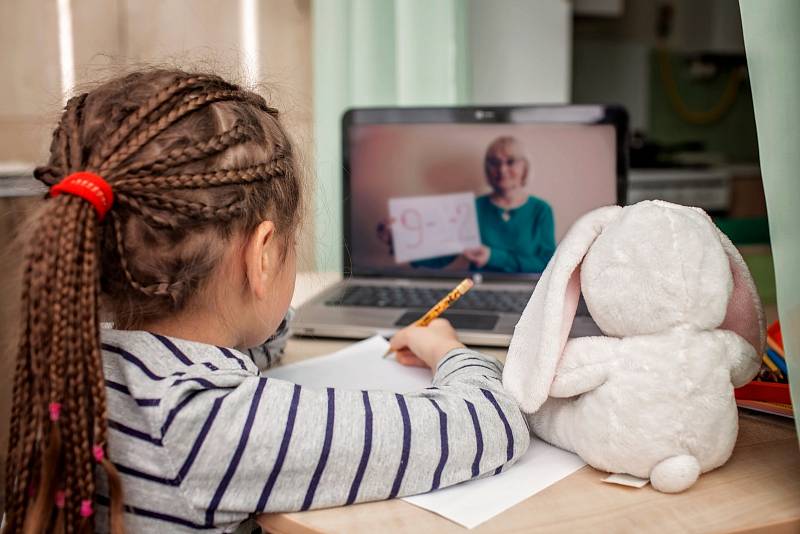 Kvůli distanční výuce děti tráví více času před obrazovkou počítače.
