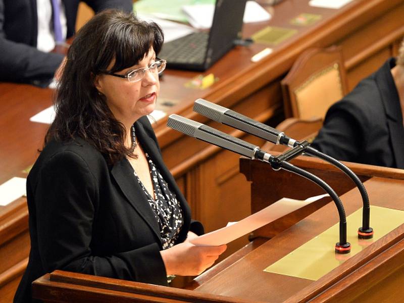 Ministryně práce a sociálních věcí Michaela Marksová na mimořádné schůzi Sněmovny 13. listopadu v Praze.