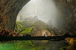 Jeskyně Son Doong tvoří největší podzemní sál na světě. A možná je ještě rozsáhlejší, než se čekalo