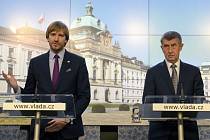 Předseda vlády Andrej Babiš (vpravo) a ministr zdravotnictví Adam Vojtěch vystoupili 10. března 2020 v Praze na tiskové konferenci k aktuální situaci v souvislosti s výskytem koronaviru