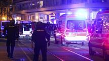Rakouští policisté a sanitky na místě v centru Vídně, kde došlo 2. listopadu ke střelbě.