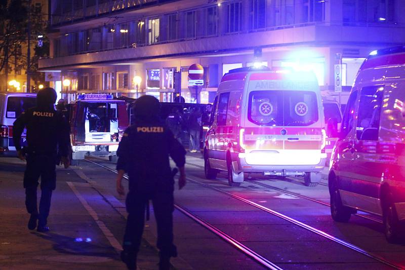 Rakouští policisté a sanitky na místě v centru Vídně, kde došlo 2. listopadu ke střelbě.