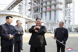 Vůdce KLDR Kim Čong-un (uprostřed) na slavnostním otevření nové továrny na hnojiva ve městě Sunčchon (na snímku z 2. května 2020)