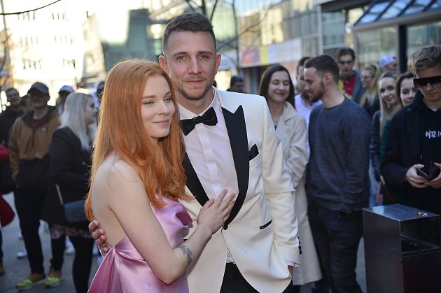Jakub Štáfek s manželkou na premiéře filmu Vyšehrad.