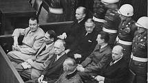 Lavice obžalovaných – Přední řada: Hermann Göring, Rudolf Hess, Joachim von Ribbentrop a Wilhelm Keitel. Druhá řada: Karl Dönitz, Erick Raeder, Baldur von Schirach a Fritz Sauckel