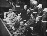 Lavice obžalovaných – přední řada Hermann Göring, Rudolf Hess, Joachim von Ribbentrop a Wilhelm Keitel, druhá řada Karl Dönitz, Erick Raeder, Baldur von Schirach a Fritz Sauckel
