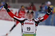 Dominik Landertinger z Rakouska slaví vítězství v závodě s hromadným startm na MS v Pchjongčchangu.