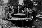 Hromadný pohřeb obětí havárie a katastrofálního požáru v dole Marie, červen 1892, reprodukce fotografie neznámého autora