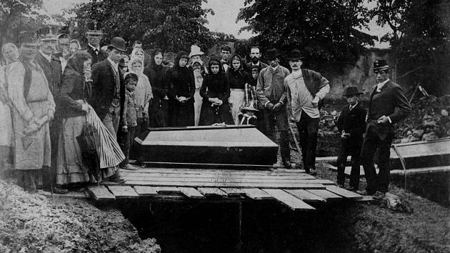 Hromadný pohřeb obětí havárie a katastrofálního požáru v dole Marie, červen 1892, reprodukce fotografie neznámého autora