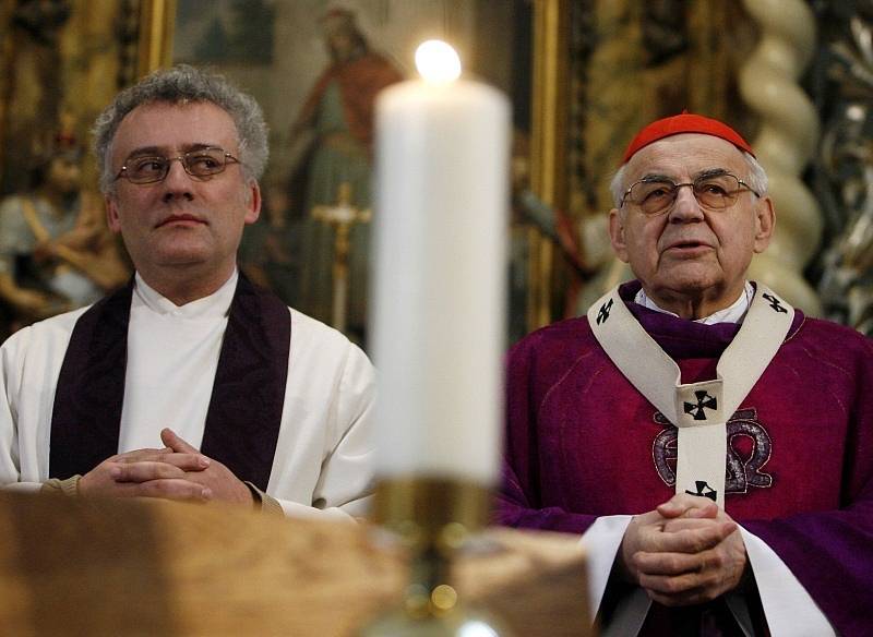 Kardinál Miloslav Vlk posvětil 22. března 2009 nový zvon v kostele v Nehvizdech a vedl zde i nedělní mši. Její téma věnoval rodině a domovu.