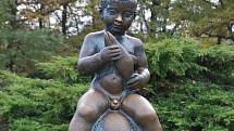 Symbolem Františkových Lázní, kde se mimo jiné specializují na léčbu gynekologických problémů a problémů s početím, je socha malého chlapce s rybou, Františka.