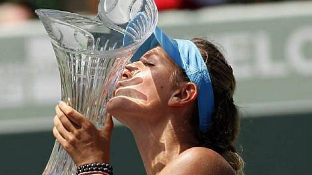 Viktorie Azarenková s trofejí pro vítězku turnaje v Miami.