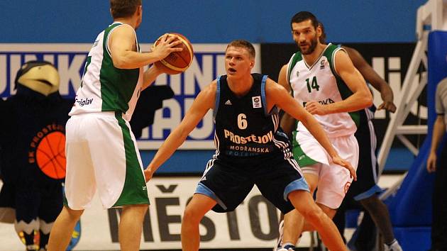 Basketbalisté Prostějova (uprostřed) porazili ve Vyzývacím poháru slovinský celek Novo Mesto ze Slovinska.