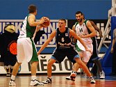 Basketbalisté Prostějova (uprostřed) porazili ve Vyzývacím poháru slovinský celek Novo Mesto ze Slovinska.