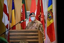 Generál František Ridzák hovoří 12. června 2020 v Bamaku poté, co převzal velení výcvikové mise Evropské unie v Mali (EUTM)