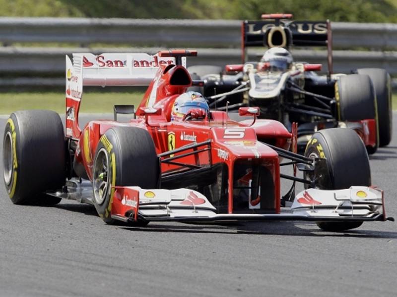 Fernando Alonso (vpředu) a Kimi Räikkönen ve Velké ceně Maďarska.