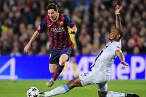 Fotbalový čaroděj z Barcelony Lionel Messi (vlevo) a Vincent Kompany z Manchesteru City.