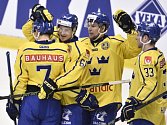 Hokejisté Švédska se radují z gólu proti Rusku.
