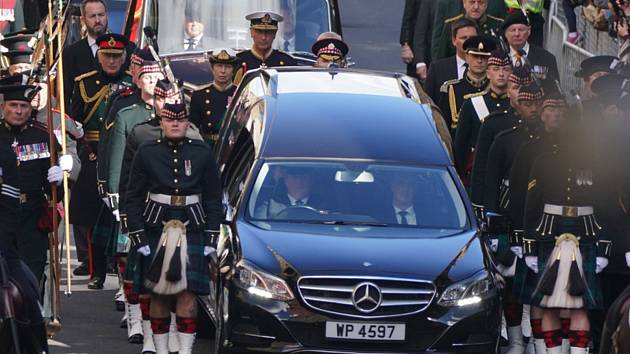Smuteční průvod s rakví zesnulé britské královny Alžběty II. se 12. září 2022 vydal z paláce Holyroodhouse do katedrály svatého Jiljí v Edinburghu. Za pohřebním vozem kráčí král Karel III. se svými sourozenci, tedy princeznou Anne a princi Edwardem a Andr
