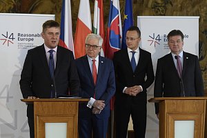 Ministři zahraničí V4 (zleva) český Tomáš Petříček, polský Jacek Czaputowicz, maďarský Péter Szijjártó a slovenský Miroslav Lajčák