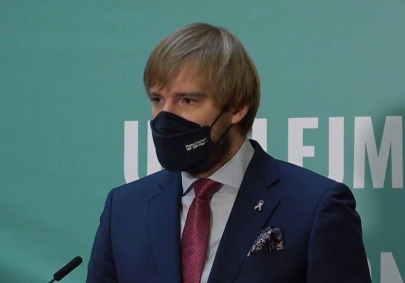 Ministr zdravotnictví Adam Vojtěch (za ANO).