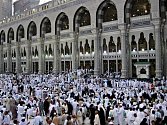 Poutníci na tradiční muslimské pouti do Mekky. Ilustrační snímek