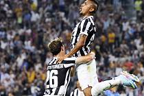 Arturo Vidal (vpravo) z Juventusu se raduje z gólu do branky 