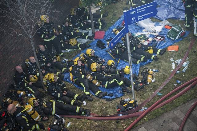 Při požáru výškové budovy v Londýně zasahovalo přes 200 hasičů. 