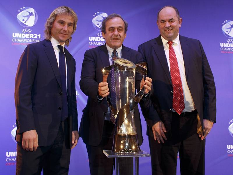 Pavel Nedvěd (vlevo), prezident UEFA Michel Platini a předseda FAČR Miroslav Pelta s trofejí pro vítěze ME jednadvacítek.