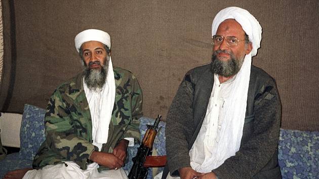 Vůdci militantní islamistické organizace Al-Káida Usáma bin Ládin (vlevo) a Ajman az-Zaváhirí v roce 2001. Po bin Ládinově smrti se v roce 2011 vedení Al-Káidy chopil právě az-Zaváhirí.