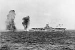 Bomby dopadající za záď Ark Royal při útoku italských letadel během bitvy u mysu Spartivento. Fotografováno z křižníku Sheffield