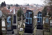 Poničené hroby na hřbitově ve francouzském Quatzenheimu