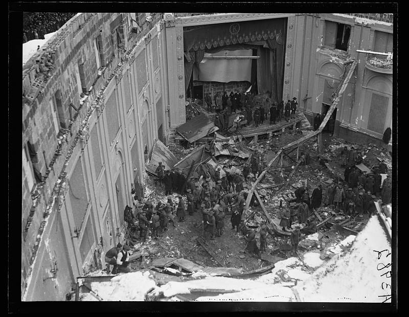 Hlediště kina a divadla Knickerbocker poté, co se pod návaly sněhu propadla jeho střecha