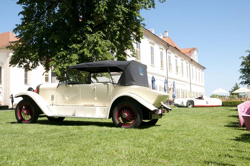 Stará architektura se v Loučni snoubí s krásou starých automobilů