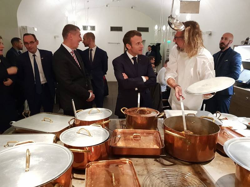 Francouzská prezident Emmanuel Macron (uprostřed) a premiér Andrej Babiš při návštěvě pražské restaurace.