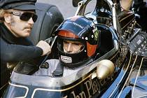 Emerson Fittipaldi v kokpitu Lotusu 72 s šéfem týmu Coline Chapmanem.