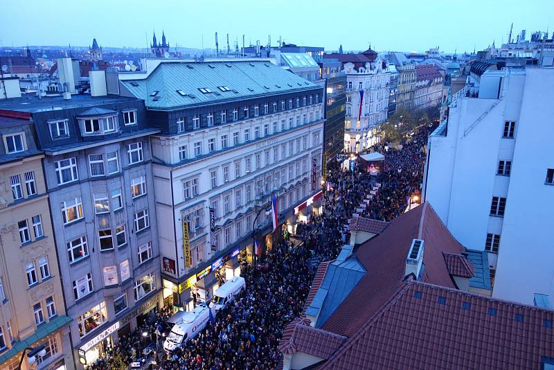 Lidé si v neděli 17. listopadu na pražské Národní třídě připomněli 30leté výročí sametové revoluce