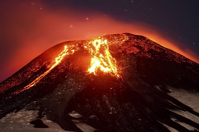 Sopka Villarica je jedním z mála vulkánů na světě s aktivním lávovým jezerem.