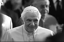 Zemřel emeritní papež Benedikt XVI. Na snímku z roku 2009 při návštěvě Prahy.