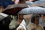 Věřící neodradil z účasti na slavnostní svatováclavské mši ani vytrvalý déšť.